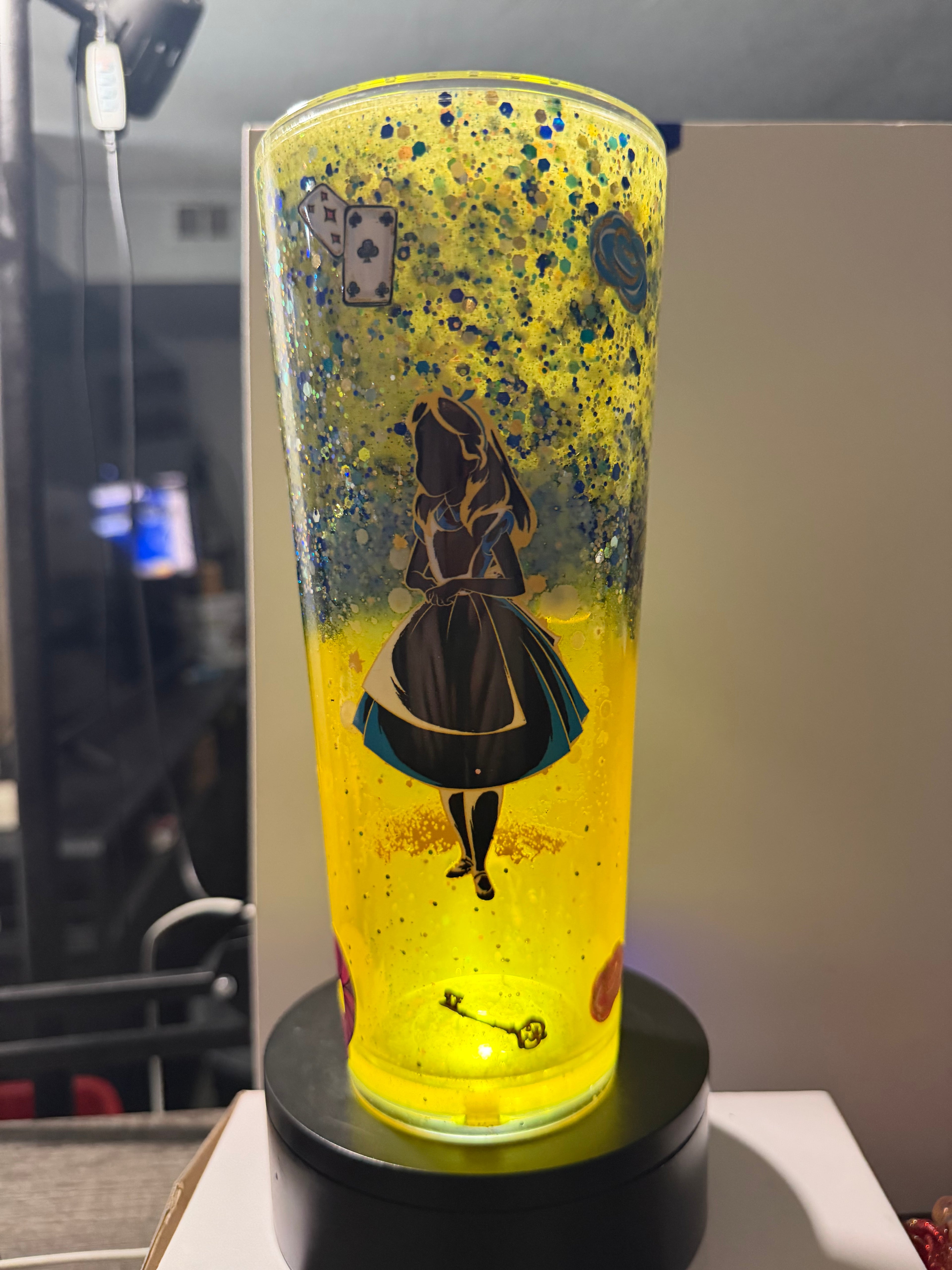 24oz TAPERED CUP - PRINCESS - ALICE - DREAMSCAPES WITH DECO LID